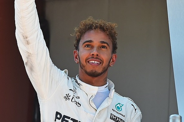 Lewis Hamilton dús göndör frizurája 