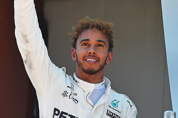 Lewis Hamilton dús göndör frizurája